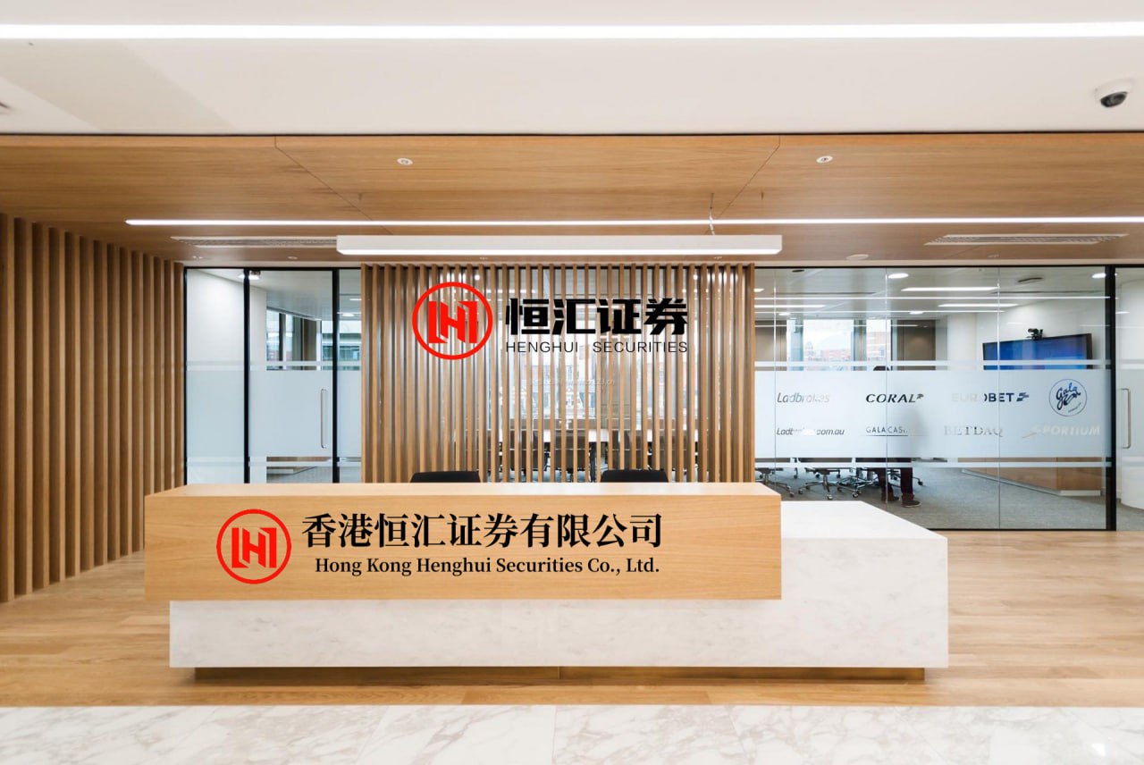东莞股票配资网平台 马思纯总是那个惹人喜爱的女生，穿衣时髦洋气！瞧她身着皮毛一体羊羔毛外套，梳着羊毛卷的发型，戴藏青色羊毛头巾，头巾上面还有可爱的刺绣小花朵点缀元素，给人的愉悦感是很强的。杏色中长款的羊羔毛外套对身材的包容性也不错，遮胯宽又能弱化腰腹部赘肉。下身穿黑色休闲裤，脚踩红色的雪地靴，温暖又吸睛...